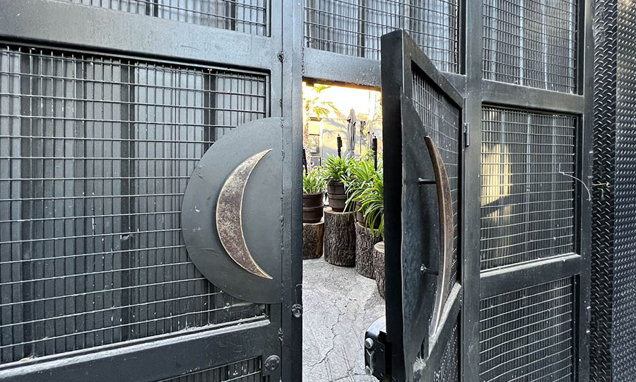 El discreto acceso a Oculto Beergarden en General Salvo