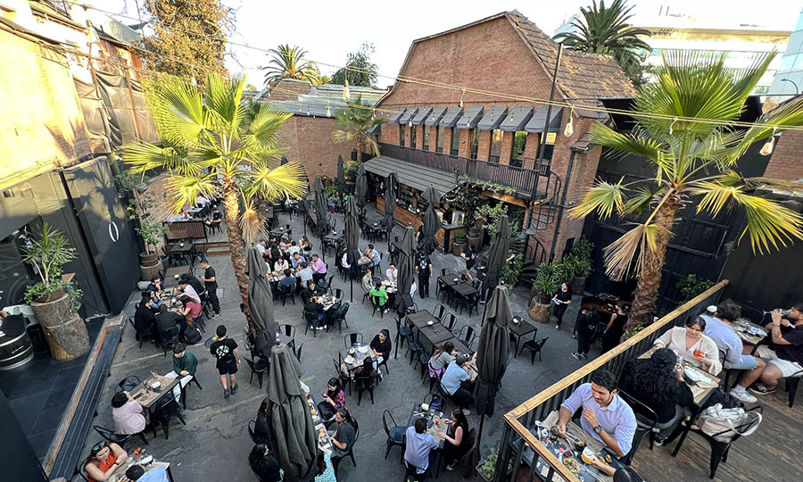 El gran patio central de Oculto Beergarden