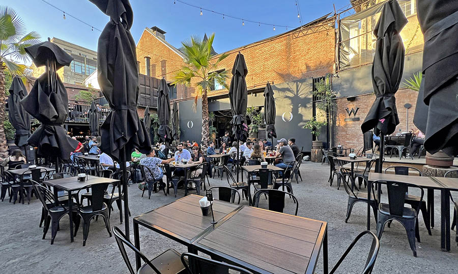 El gran patio central de Oculto Beergarden