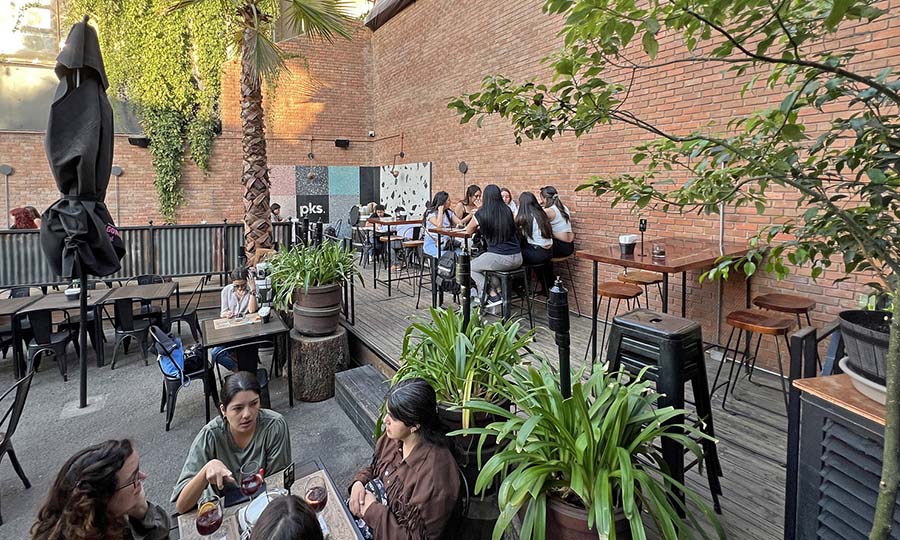 El gran patio central de Oculto Beergarden