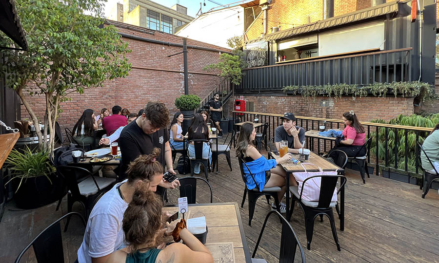 La terraza en el 2 piso de Oculto Beergarden