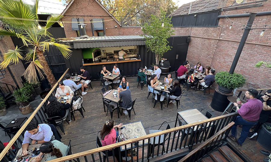 La terraza en el 2 piso de Oculto Beergarden