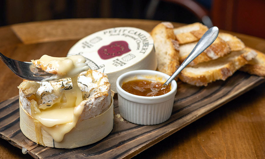 Glorioso queso Pettite Camembert Francs al horno