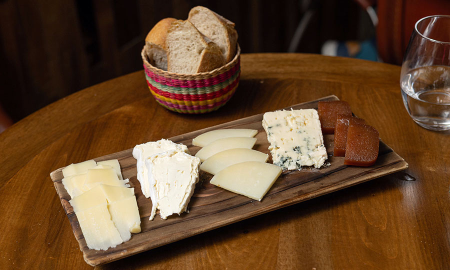 Un lujo cercano es esta Tabla 4 Quesos de Aligot