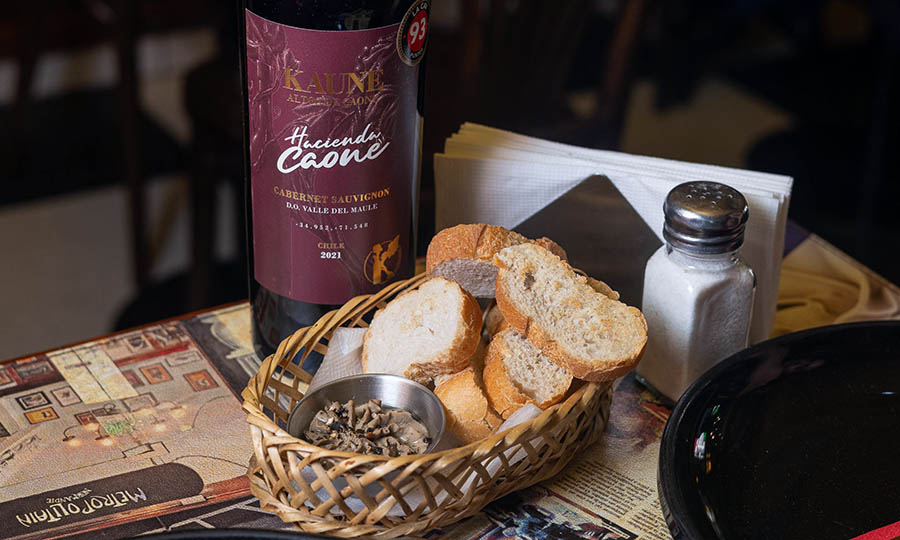 El clásico paté y panera de cortesía del Normadie
