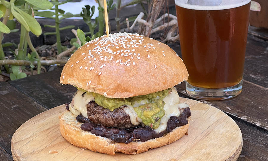 Hamburguesa palta queso y poroto negro