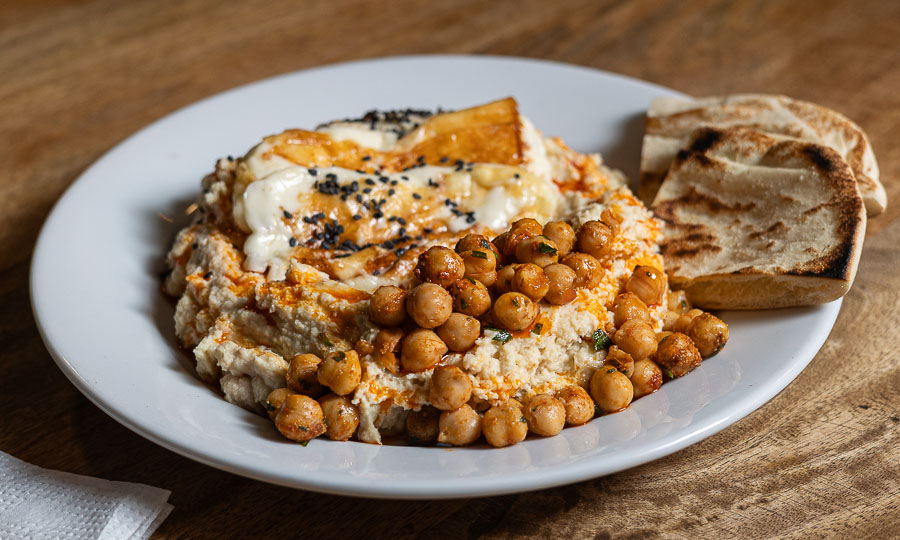 Perfecto Hummus con queso halloumi al grill