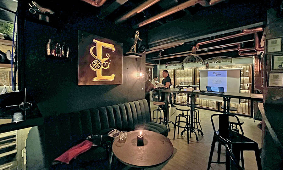 Primer piso y saln principal del Bar Enigma