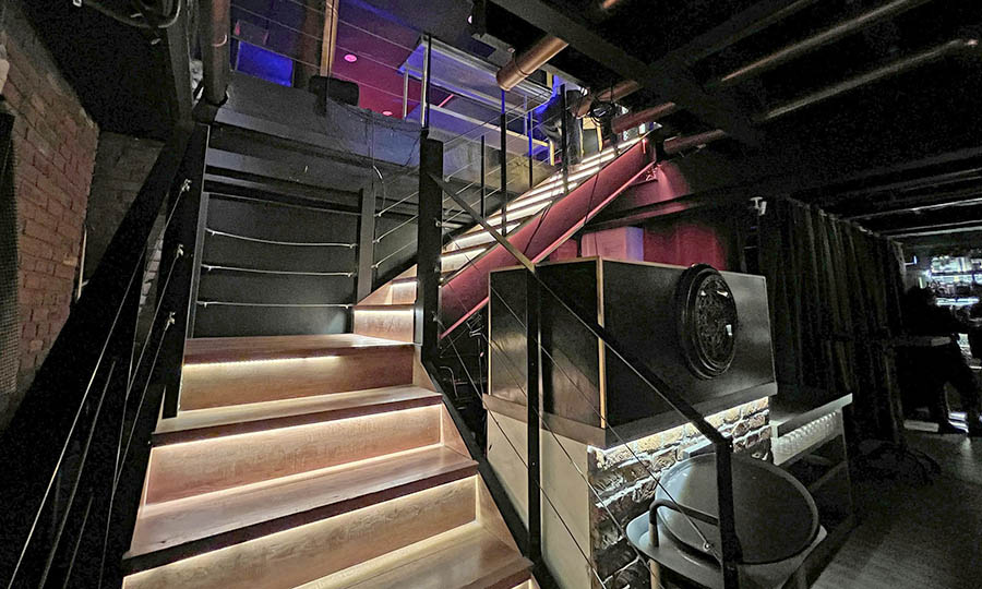 Escalera al 2 piso de Bar Enigma