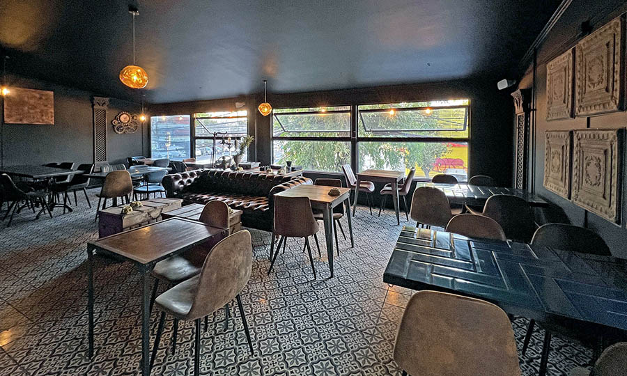 Saln interior en el 2 piso de Bar Enigma