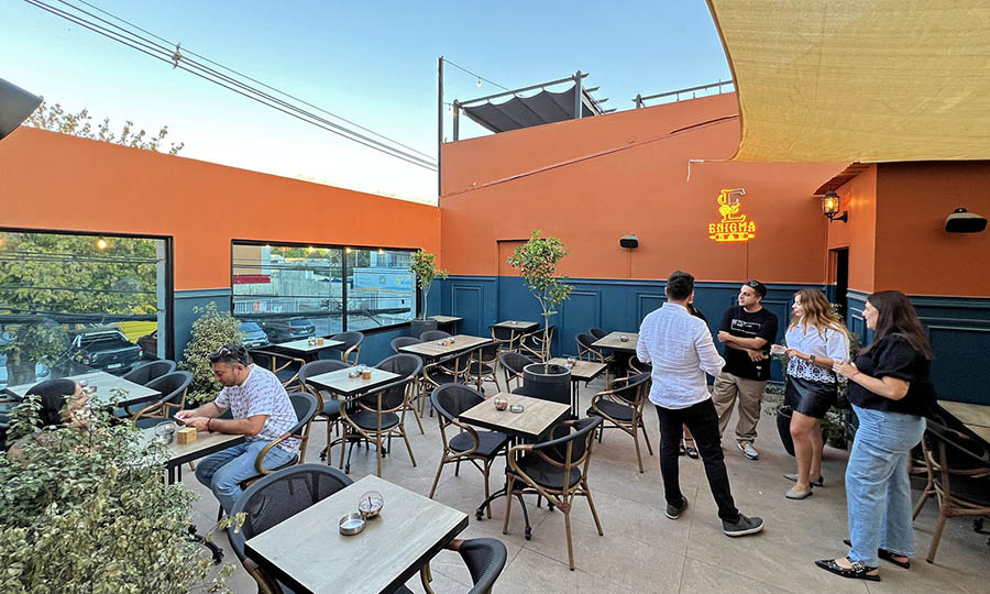 La terraza abierta en el 2 piso de Bar Enigma