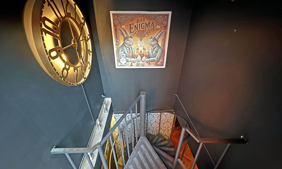 Escalera de caracol para regresar al 1er piso de Bar Enigma