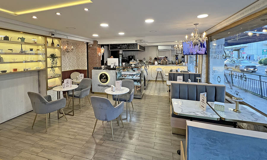 El Caf Montpellier a un costado del Mall Plaza Egaa