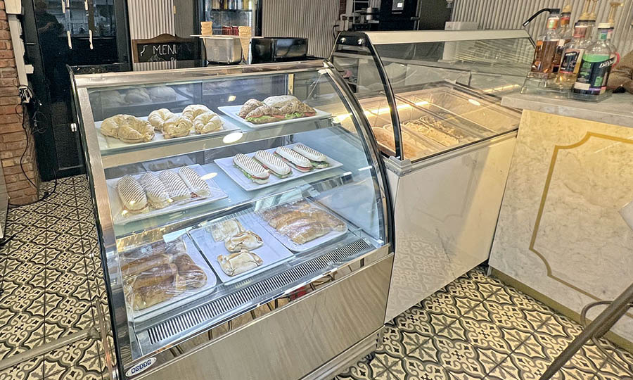 Meson refigerado con sandwiches y los helados de Caf Montpellier