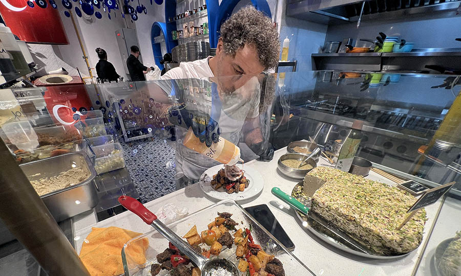 La preparacin de los platos en Meze MUT