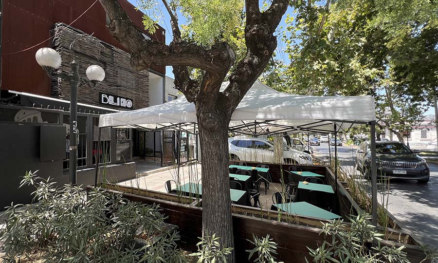 La terraza frontal de Bella Ciao en la vereda de Condell