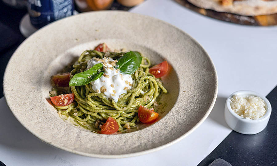 Spaghetti artesanal al pesto con stracciatella