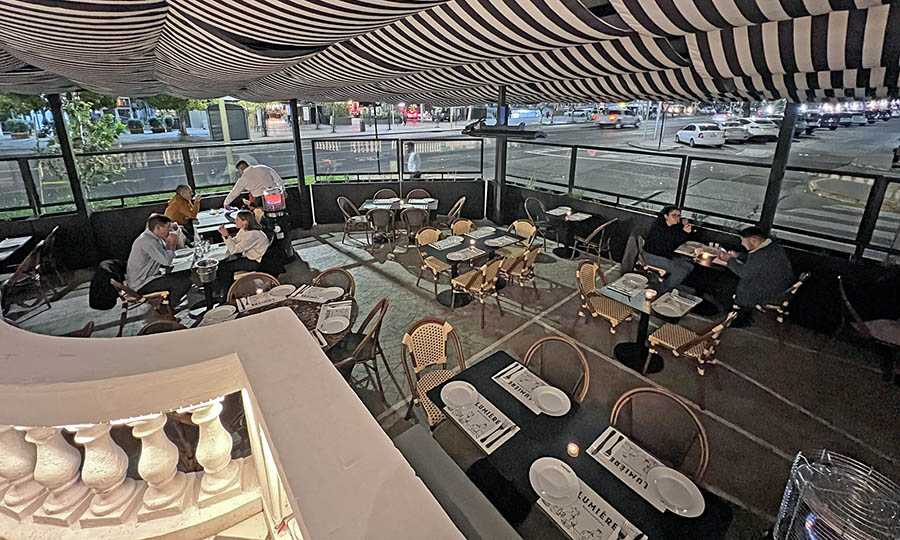 La terraza nivel calle de Lumiere Bistr