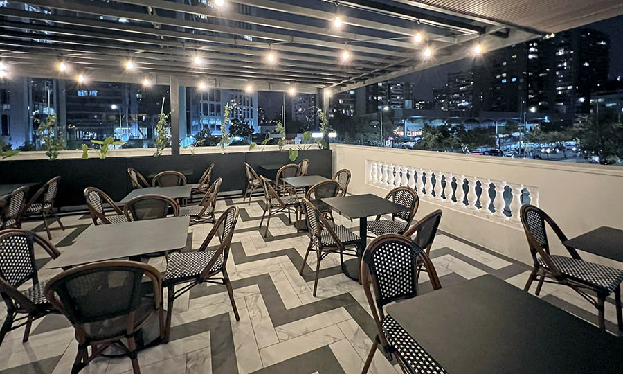 La gran terraza del tercer piso de Lumiere Bistr