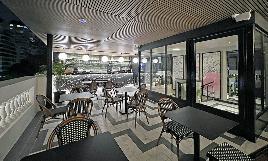 La gran terraza del tercer piso de Lumiere Bistr