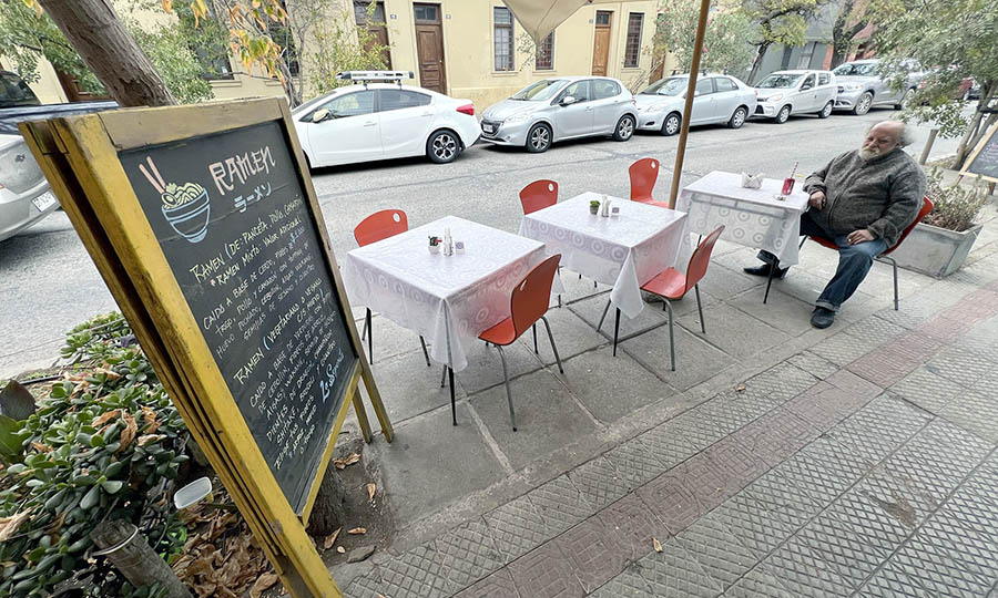 Las mesas en la vereda de Girardi