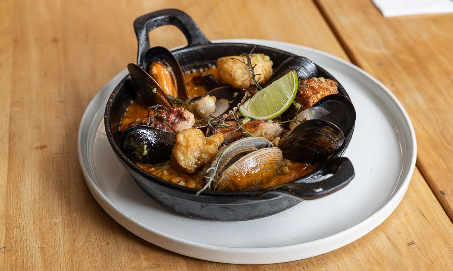 Profundo arroz melosos con mariscos y pescado frito