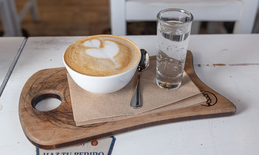 Caf latte con leche de almendras
