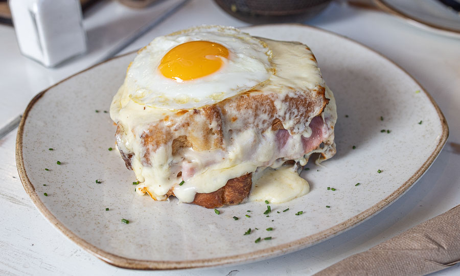Enorme y amable Croque Madame (el con huevo)