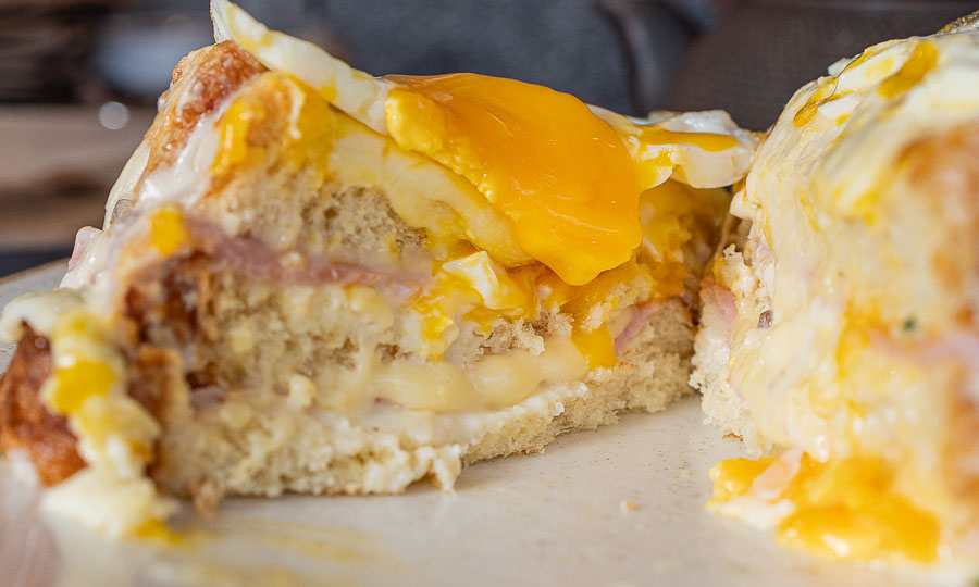 Enorme y amable Croque Madame (el con huevo)