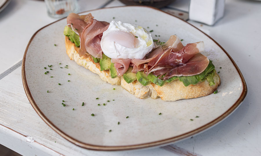Deliciosa Tostada palta jamn serrano y huevo pochado
