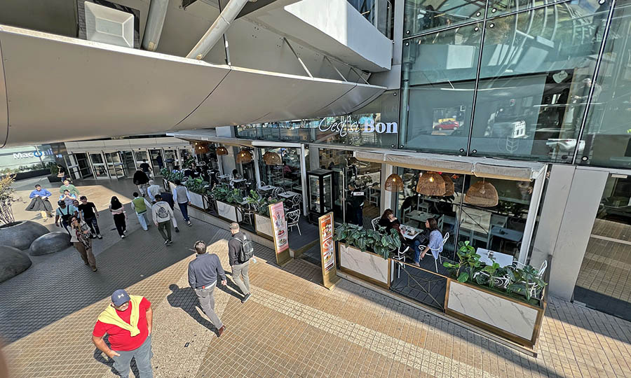 Fachada general de Cest si Bon en el Mall Costanera