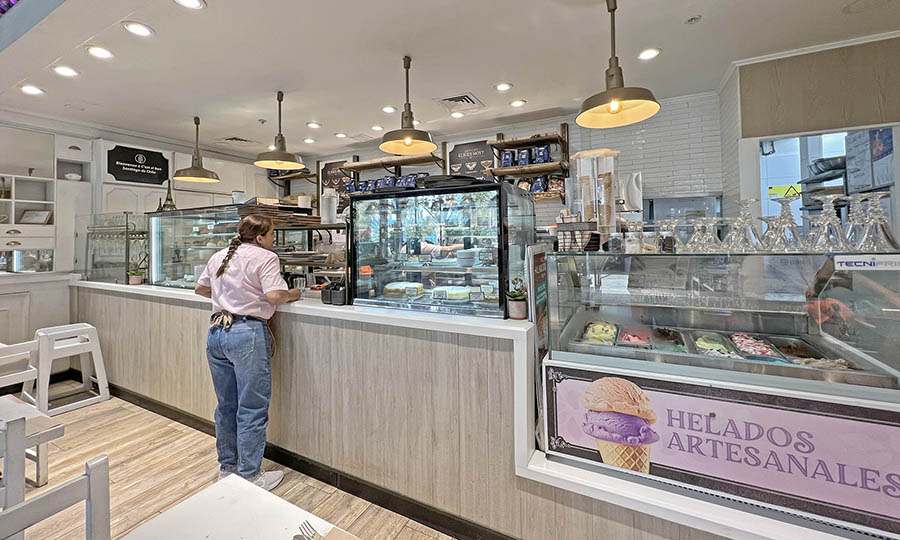Mesn de tortas, helado y cafetera de Cest si Bon Costanera
