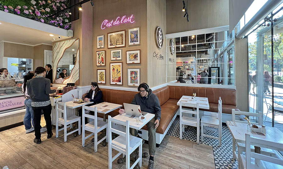 La mesas del caf Cest si Bon de Costanera