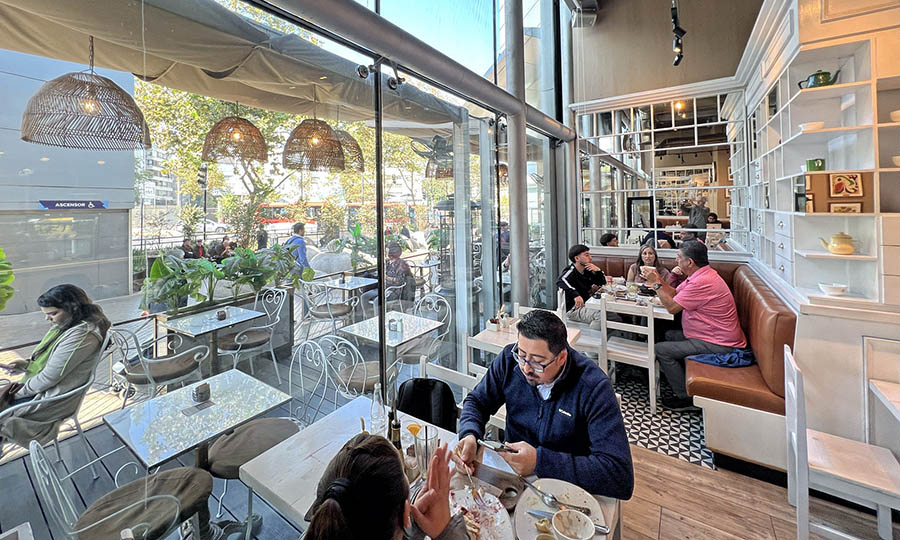 La mesas del caf Cest si Bon de Costanera