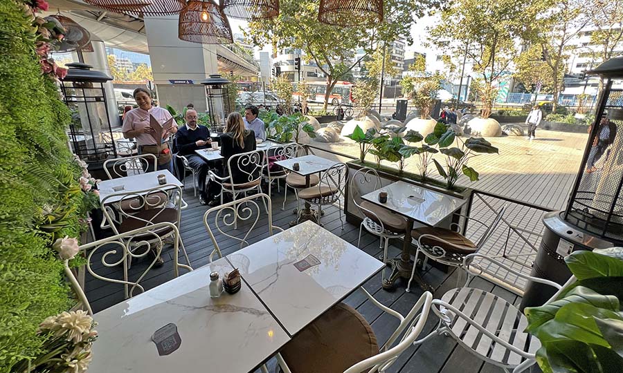 La terraza del caf Cest si Bon del Cenco Costanera