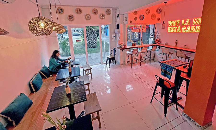 El espacio interior y mesas de Cabrn Taquera