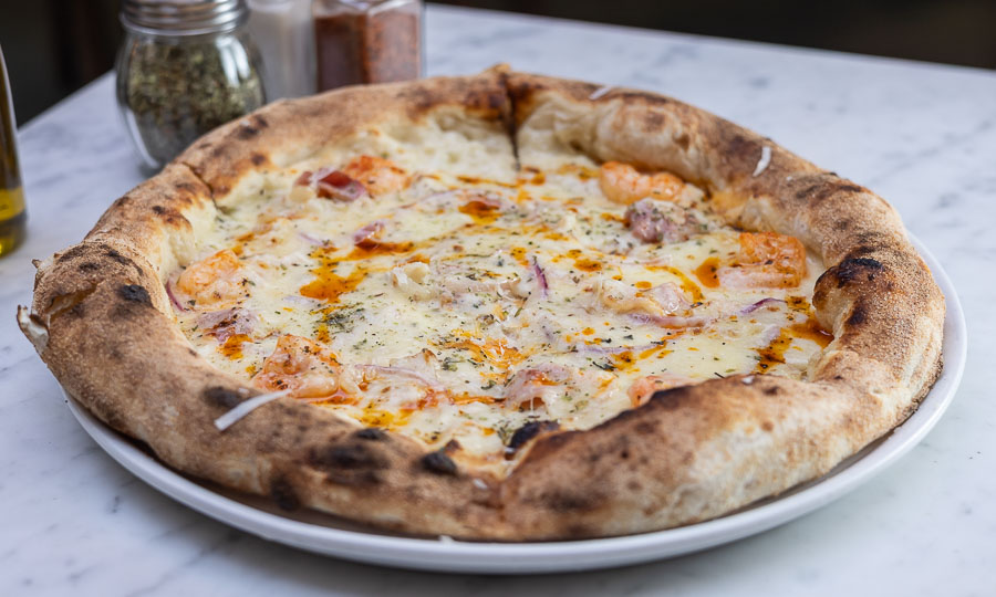 Cautivadora pizza Max tiene hambre