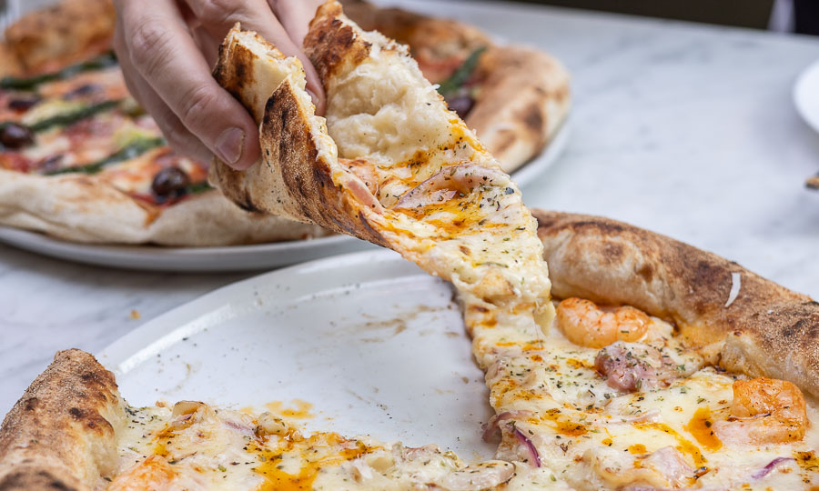 Cautivadora pizza Max tiene hambre