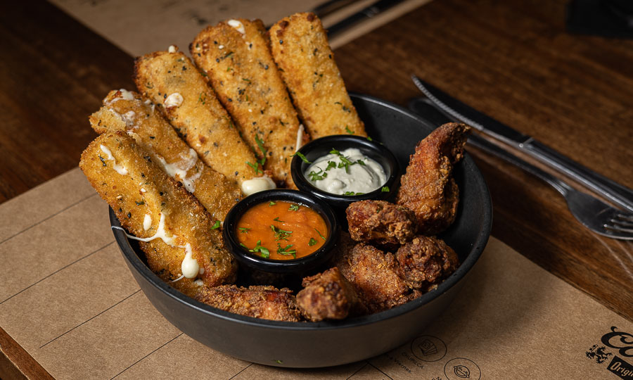 Chick and cheese: fritos de pollo y Mozarella sticks