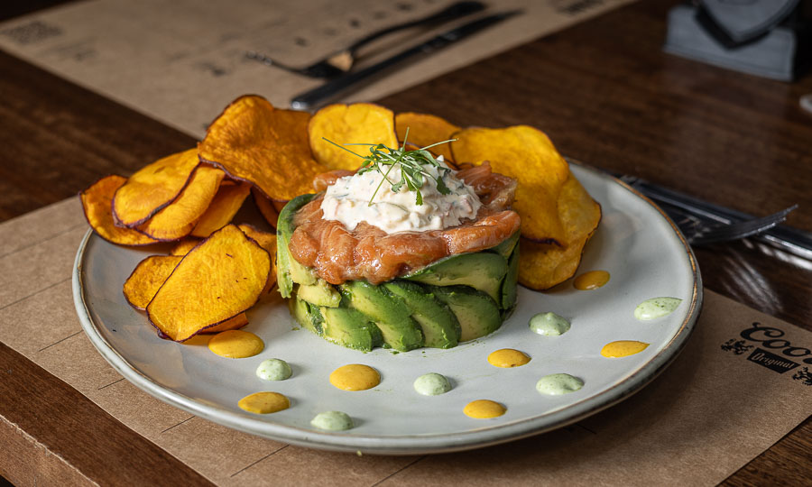 Goloso Tartaro de salmón, palta y cous cous - D Gang Restaurante