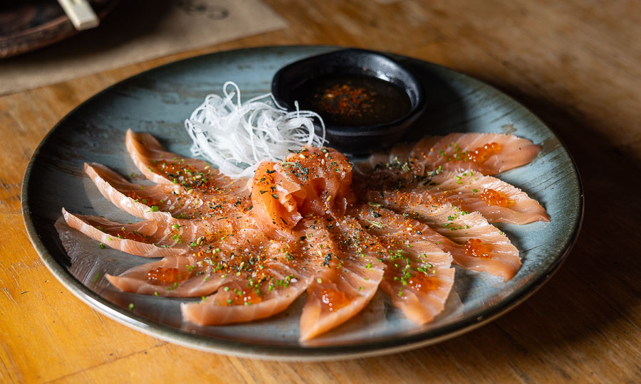 Impecable Usuzukuri de salmón e ikura - Bar Jardín Secreto