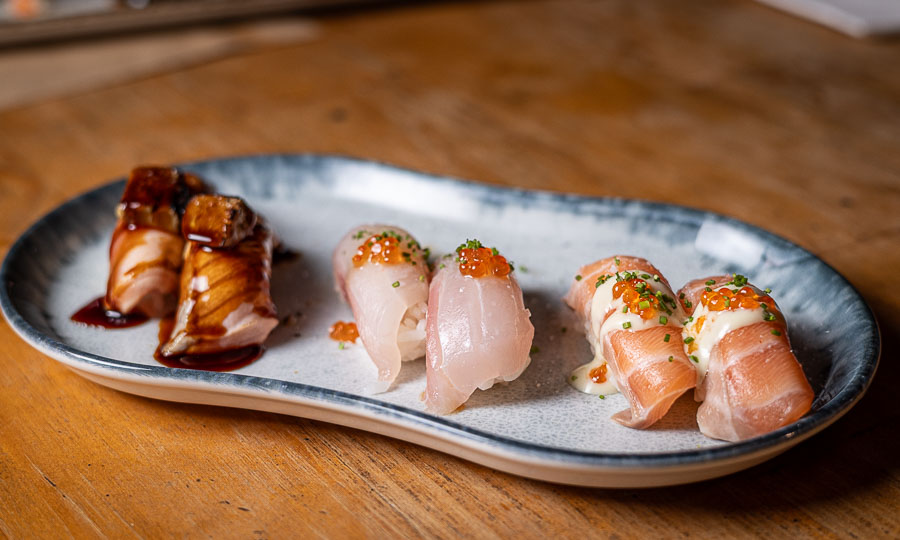 Seleccin de nigiri: Salmn foie gras, Corvina ikura, Salmn trufado 