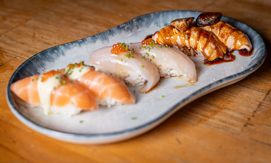 Seleccin de nigiri: Salmn foie gras, Corvina ikura, Salmn trufado 