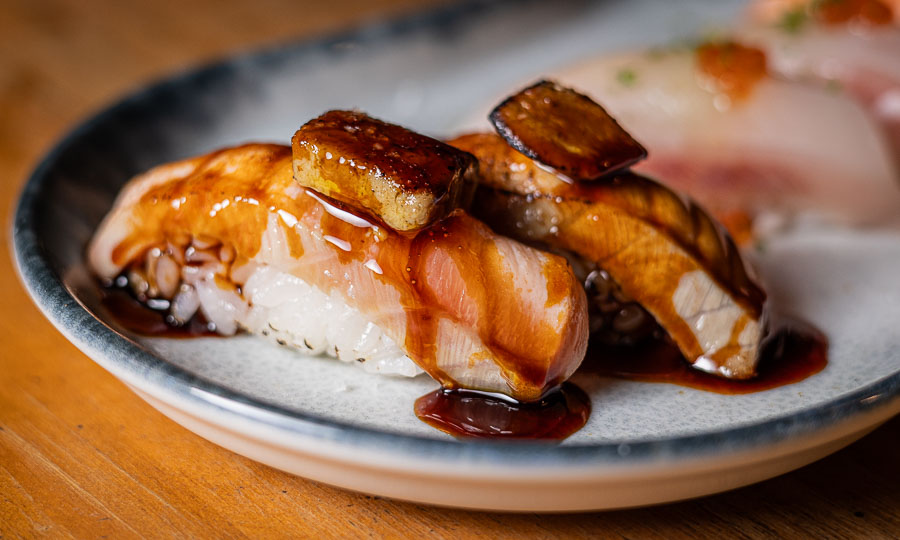 Seleccin de nigiri: Salmn foie gras, Corvina ikura, Salmn trufado 