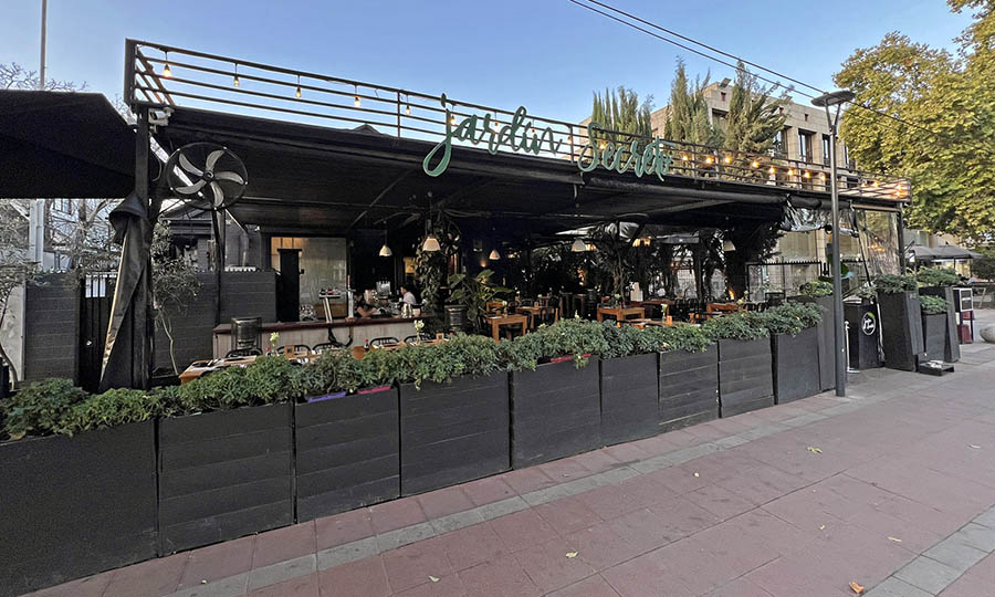 Fachada del restobar Jardn Secreto en Alonso de Crdova