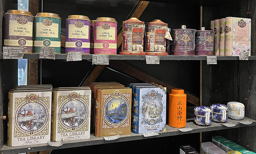 Estanteras de productos en Infierno Gourmet - Fotos de la tienda Infierno Gourmet en Barrio Italia en Galera Estacin Italia, Marzo 2025