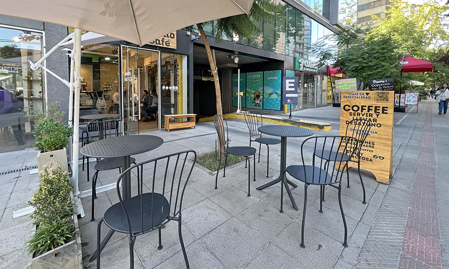 Mesas en la terraza de Bonito Caf