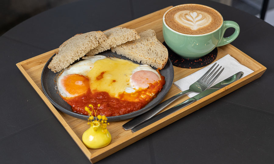Desayuno: Huevos rancheros pedidos con un Mocachino
