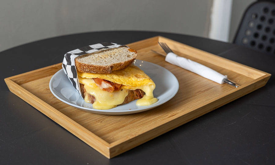 Sndwich de omelet con tomate