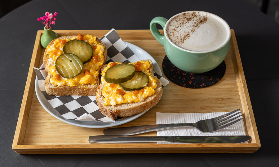 Desayuno: Huevos pickles pedidos con un Chai latte